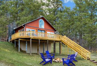 Hot Tub, Fire Pit, Huge Deck at Loft Cabin has Balcony rooms