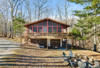 Hot Tub, River&Kayak, WiFi, & Fire Pit at Cabin! has Balcony rooms