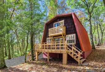 Private Lake&Beach Cabin, Golf, Fire Pit, & WiFi! has Balcony rooms