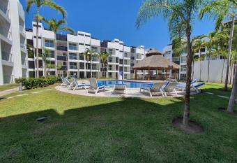 Departamento de lujo en Manzanillo, planta baja frente a la alberca has Balcony rooms