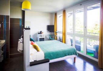 La Suite Villa has rooms with a private hot tub