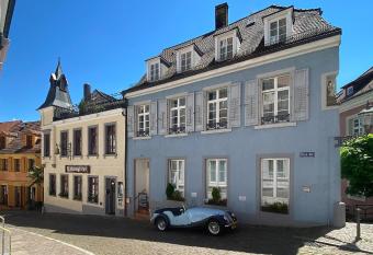 Hotel Rathausgl  ckel allows 18 year olds to book a room