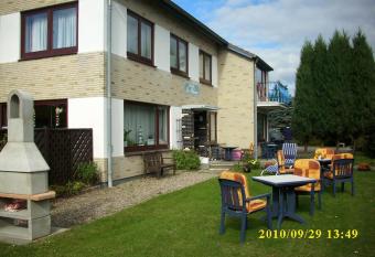 La Paloma 5 allows 18 year olds to book a room