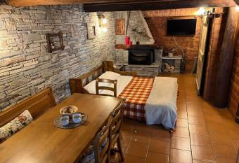 Monolocale rustico di montagna has Balcony rooms