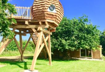 Nuit insolite Lovelit Val Andr   allows 18 year olds to book a room