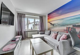 Grand Apartments - Silver Sands Sopot Apartment allows 18 year olds to book a room
