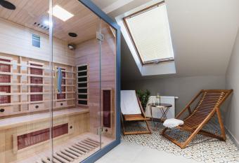 be HAPPY Apartments has rooms with a private hot tub