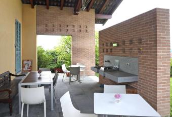 A Casa di Maria allows 18 year olds to book a room