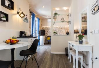 Angie Central Rooms has Balcony rooms