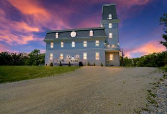 Starlight Tower Manor - 8 Bedrooms, Amazing Views of Countryside has Balcony rooms