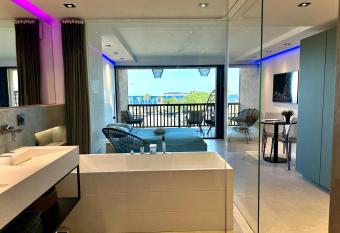 Appartement neuf climatis   - vue mer Saint-Tropez - 50m plage et port - piscine allows 18 year olds to book a room