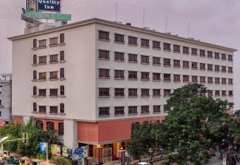 Quality Hotel D V Manor allows 18 year olds to book a room