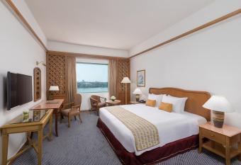 Sedona Hotel Yangon has rooms with a private hot tub