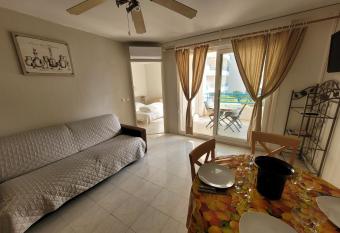 Le Petit Cocon - Fr  jus Plage has Balcony rooms