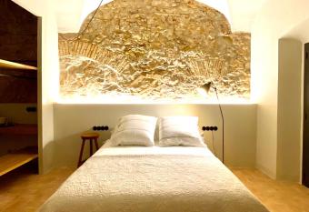 Casa Elvira allows 18 year olds to book a room