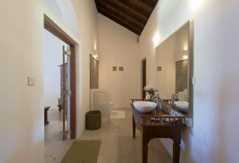 Amaloh Boutique Resort has rooms with a private hot tub