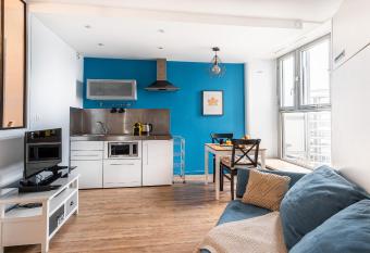 Charmant studio front de mer - R  sidence de France allows 18 year olds to book a room