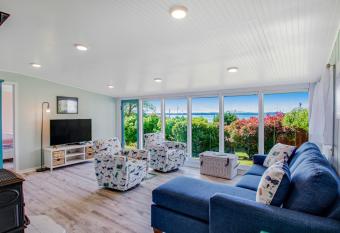 Seaview Cottage has Balcony rooms