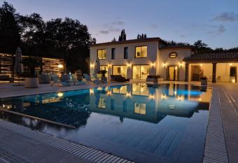 Luxury Zen allows 18 year olds to book a room