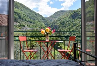 Agriturismo Conca Sandra - Farm Stay on Lake Como has Balcony rooms