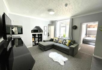 Brighton Beach Apartments & Hot Tubs has Balcony rooms