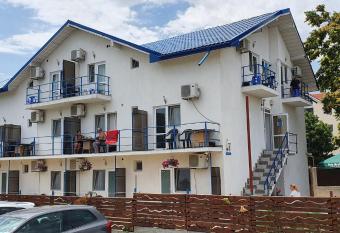 Vila Delfinul Albastru allows 18 year olds to book a room