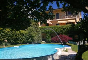 La finestra sul lago - casa vacanze has Balcony rooms