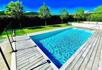 APPARTEMENT PISCINE TERASSE GYM SAUNA BALNEO has Balcony rooms