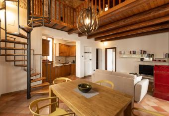 Casa dei Mori has rooms with a private hot tub