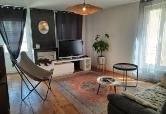 L appartement du Pilori 1er   tage allows 18 year olds to book a room