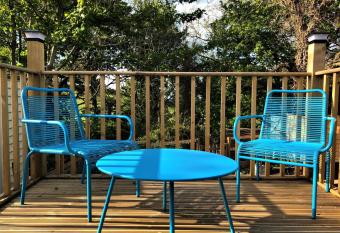 Unique 1 bed Cabin parking and private garden has Balcony rooms