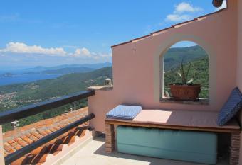 La Nocciola has Smoking/Balcony rooms