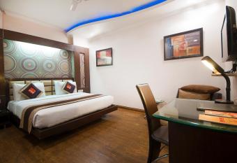 Hotel Le Cadre @ Kailash Metro has rooms with a private hot tub