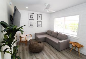 Pelican Post at Anna Maria Island Inn has rooms with a private hot tub