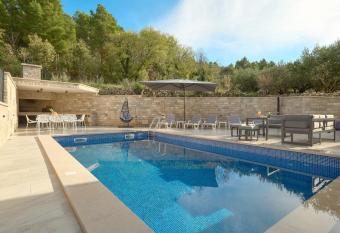 Villa Olive Tree Luxury allows 18 year olds to book a room