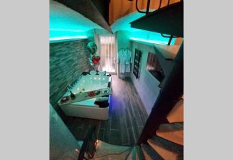 Arty room JACCUZI & SPA CENTRE VILLE HAUT DE GAMME has rooms with a private hot tub
