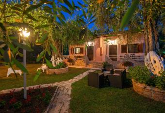 Anneta Studios has Balcony rooms