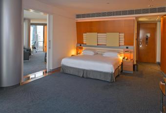 Golden Sands Boutique Hotel-Dubai Creek has rooms with a private hot tub