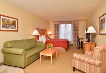 Duluth Inn and Suites Near Spirit Mountain has rooms with a private hot tub