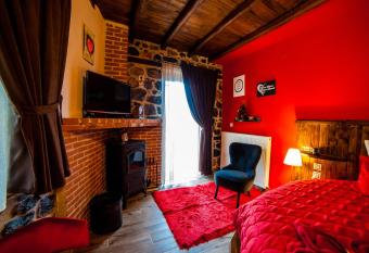 Patriko Mountain Chalet has rooms with a private hot tub