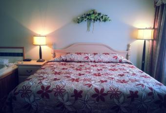 Granite Town Hotel has rooms with a private hot tub