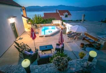 Nice house with pool-Splitska has Balcony rooms