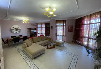 MAK Apartments has rooms with a private hot tub