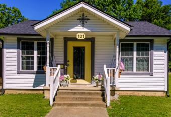 Historic Town Square Bungalow in heart of Brighton allows 18 year olds to book a room