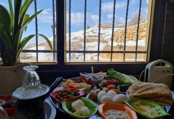 vida in hermon Majdal Cottage Deluxe has rooms with a private hot tub