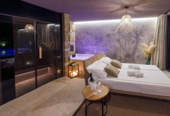 Vila ROBIDA & SPA has rooms with a private hot tub