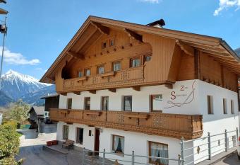 Zum Schneider has Balcony rooms