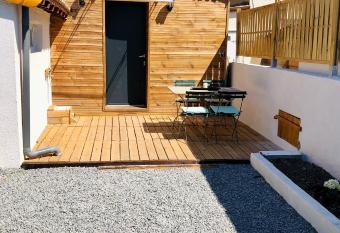 charmant T1 allows 18 year olds to book a room