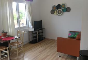 La maison des amis has Balcony rooms