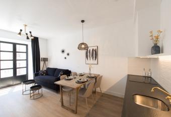 Santa Catalina Suites Gij  n allows 18 year olds to book a room